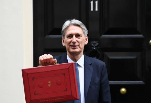 Hammond to present the smallest budget deficit in a decade
